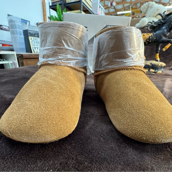 UGG Plush Kids Tan Boots size 4-6 months - Picture 3 of 11